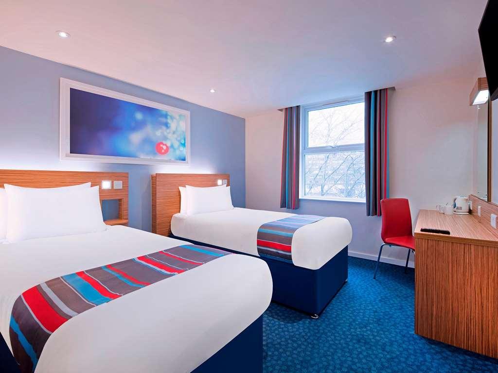 Travelodge Cameron Toll Hotel EDI Room photo