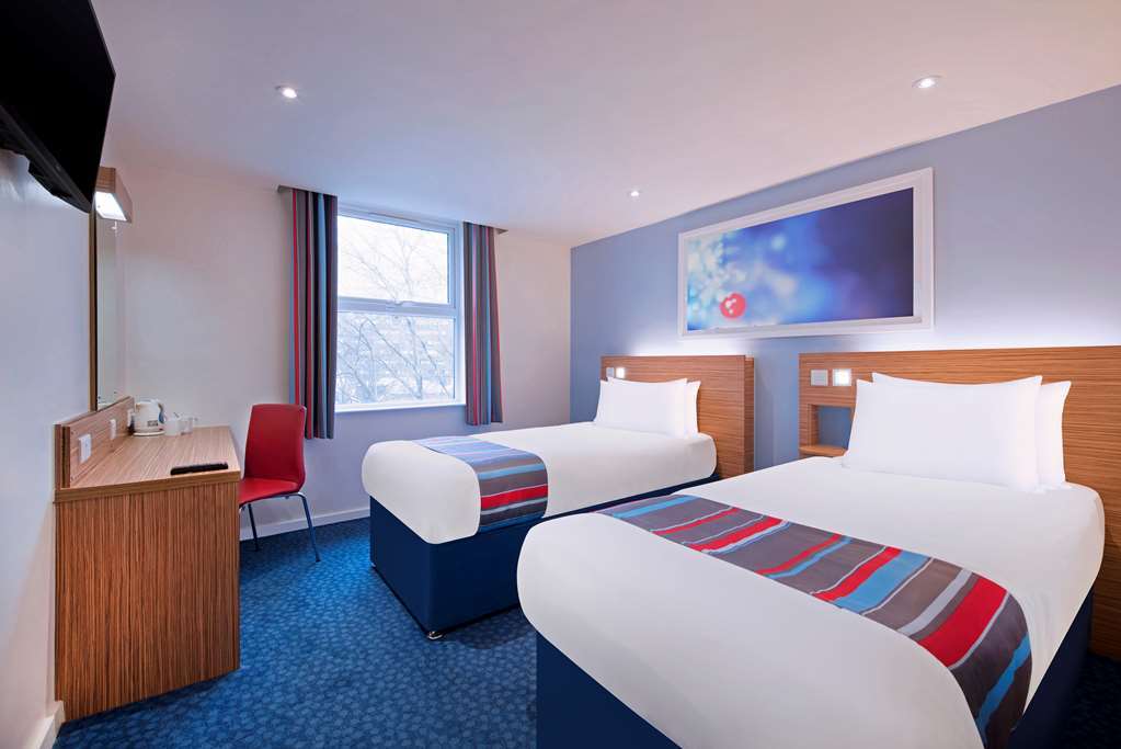 Travelodge Cameron Toll Hotel EDI Room photo