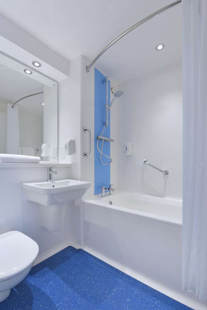 Travelodge Cameron Toll Hotel EDI Room photo